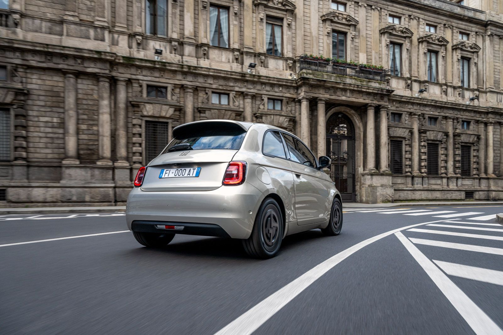 Fiat 500e Armani driving in a city