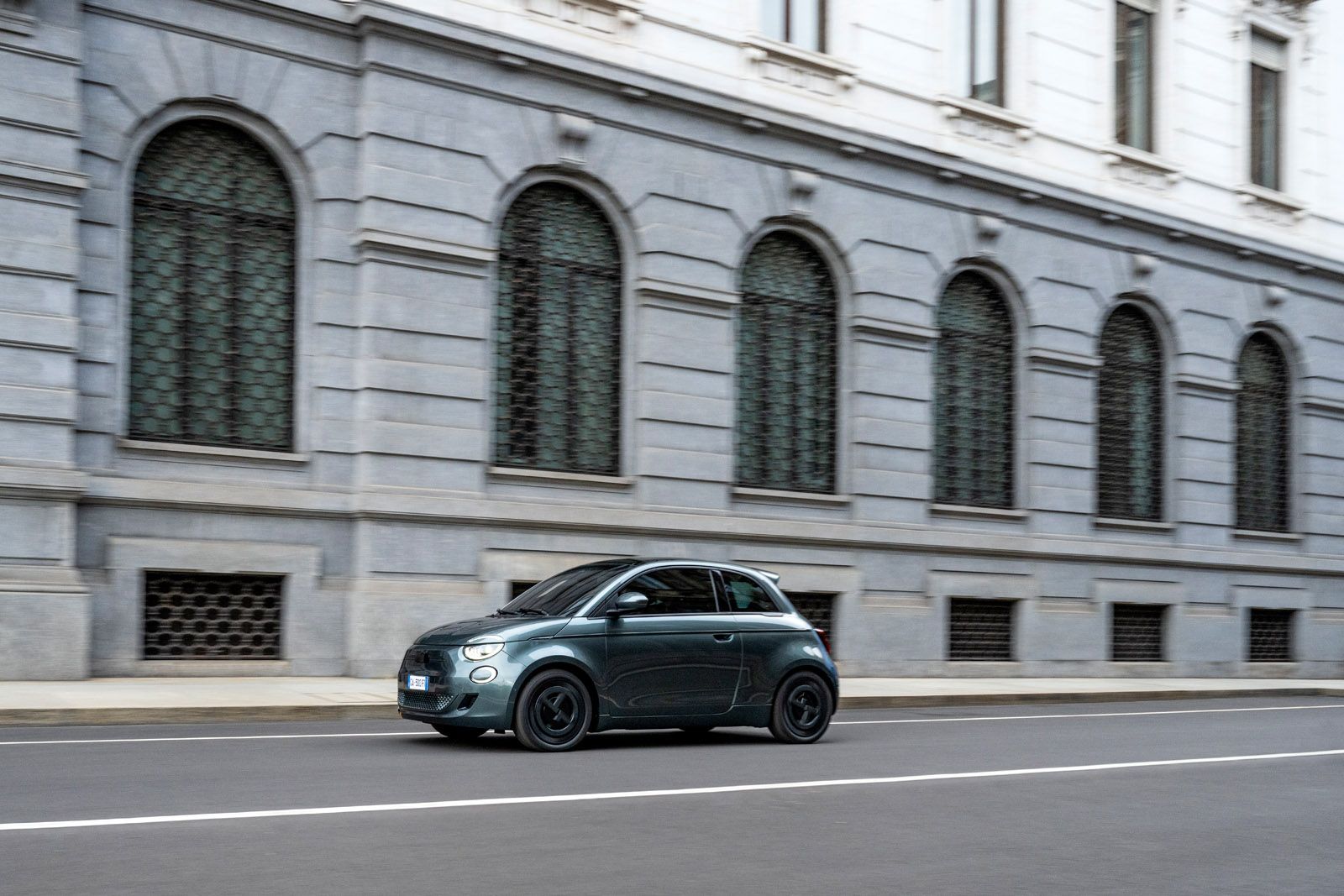 Fiat 500e Armani driving in a city