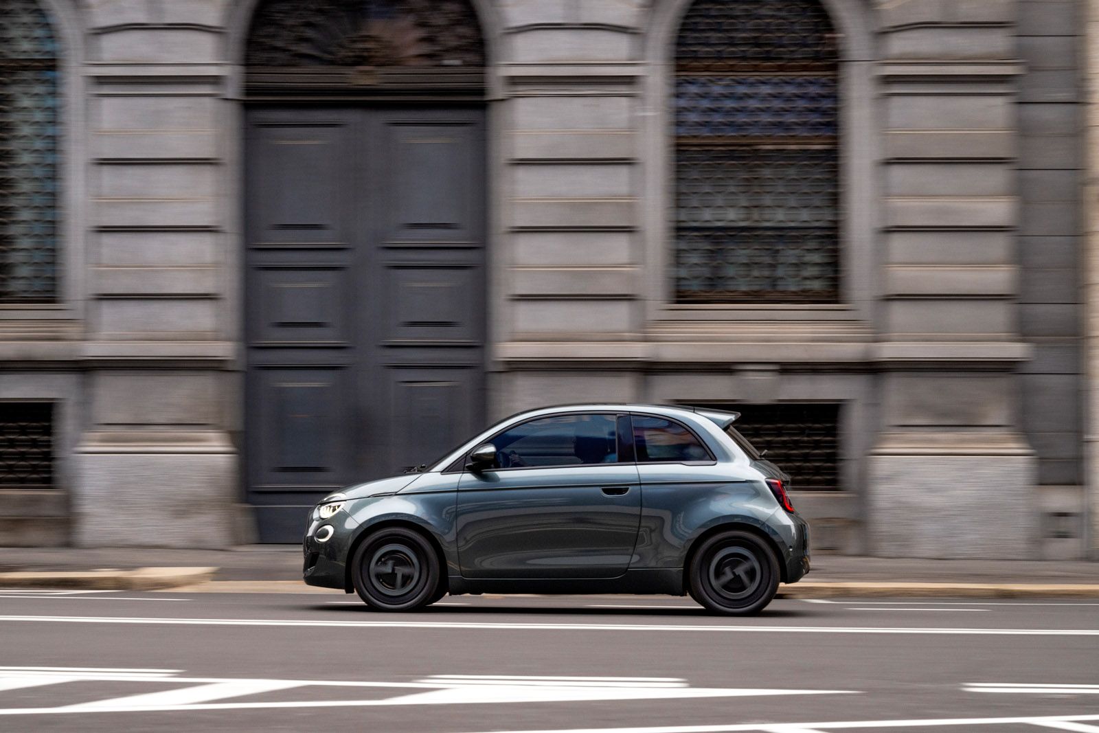 Fiat 500e Armani side