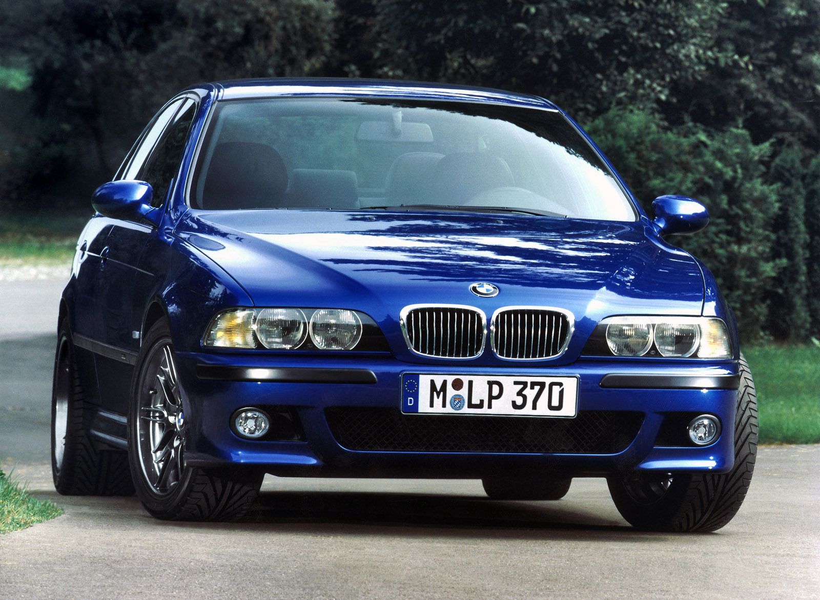 Dark blue BMW M5 (E39)