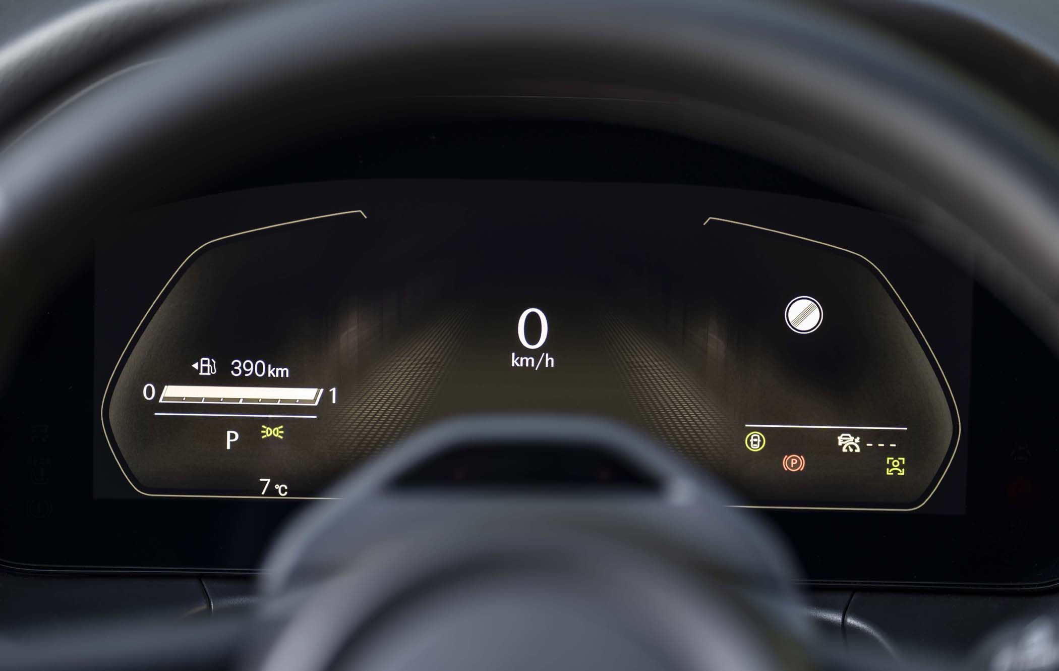 Mazda CX-5 dashboard displaying 0 km/h speed, 390 km fuel range, temperature 7°C, and various indicator lights.