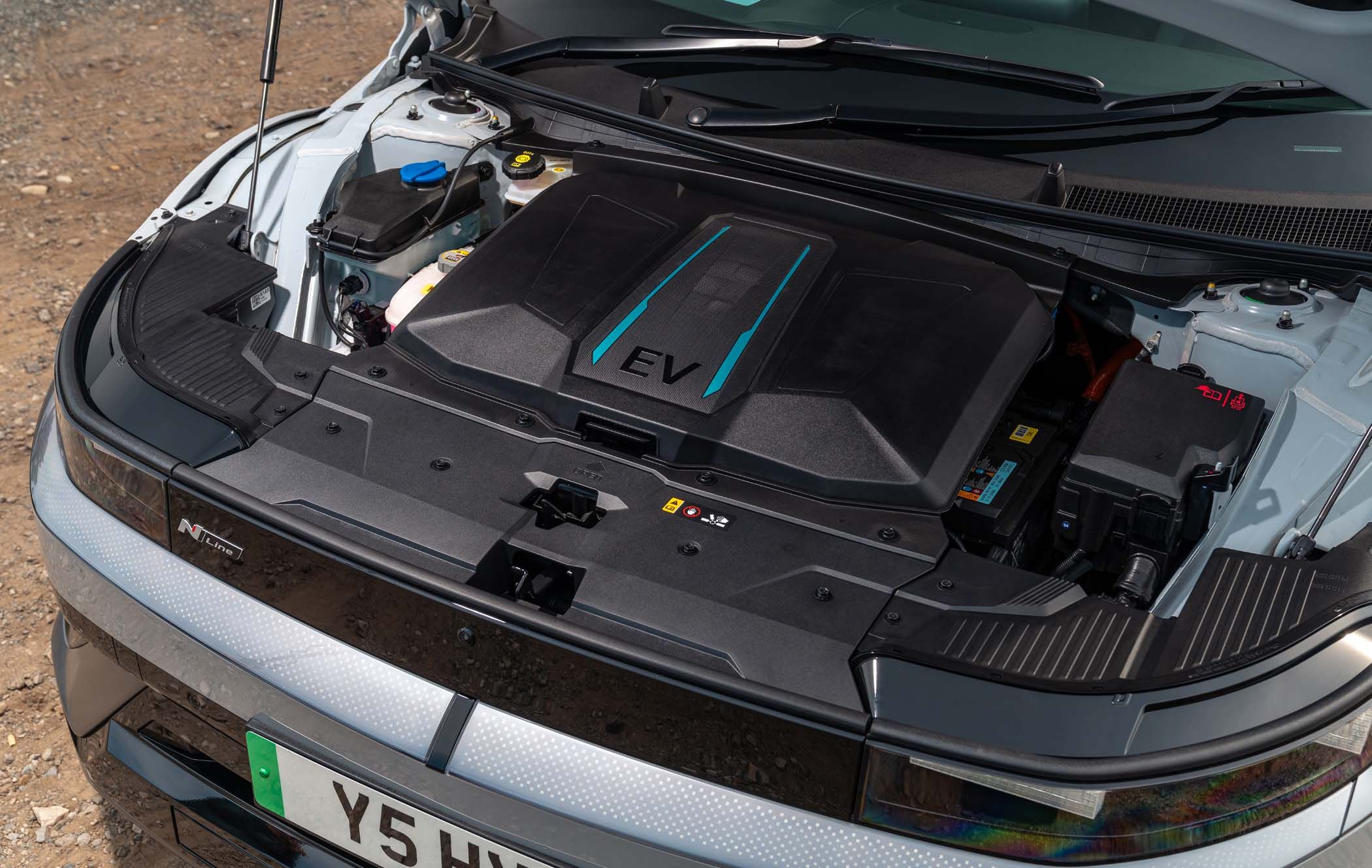 Hyundai IONIQ 5 froot, showcasing the EV engine compartment. Visible components include the battery and various electrical parts.