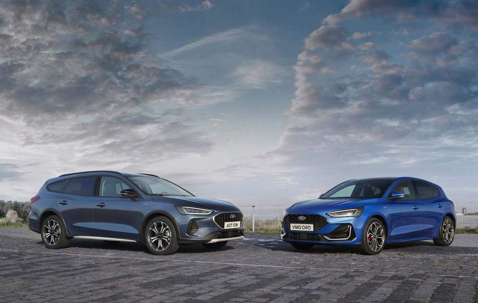Ford Focus Estate next to Ford Focus hatchback