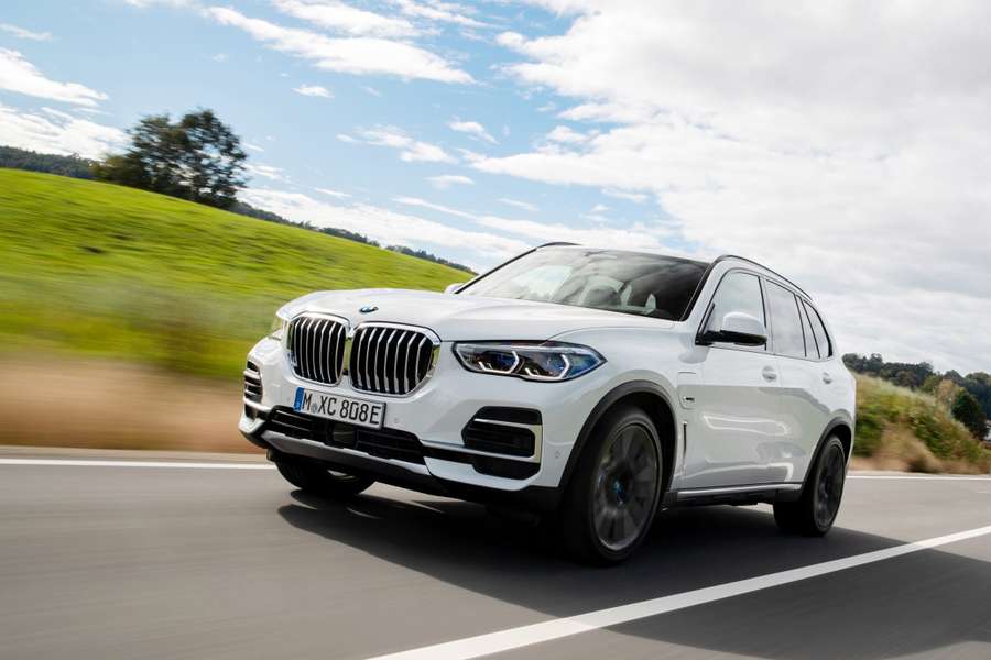 BMW X5 xDrive45e in white