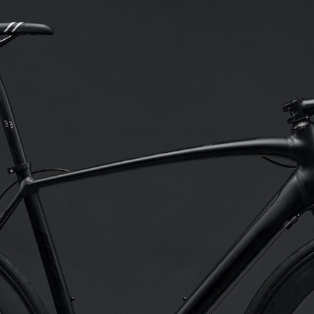 Een zwarte racefiets