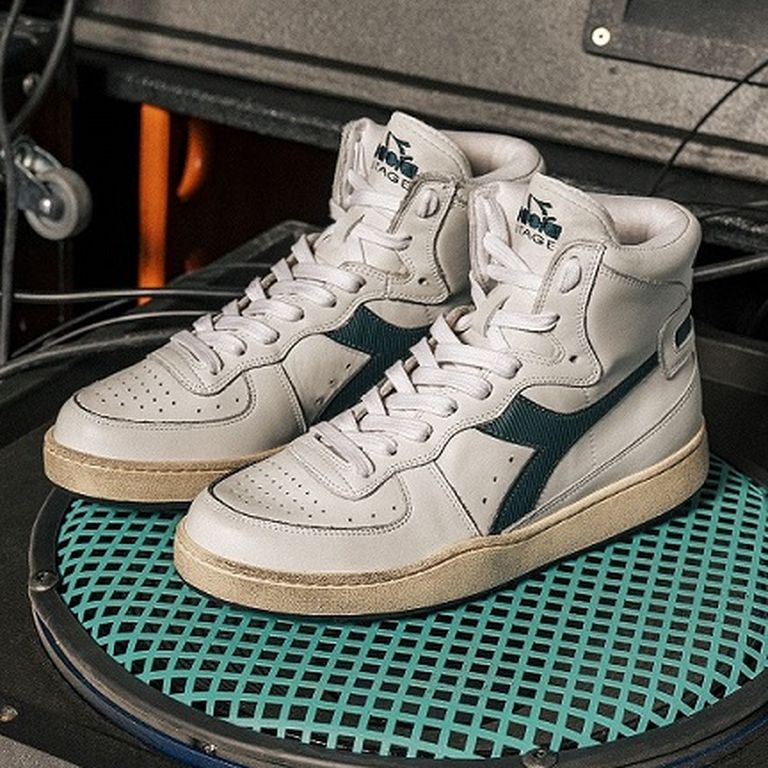 High-top Diadora Heritage basketbal sneakers op groen/zwart geruite ondergrond