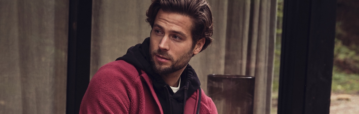 Model met rode fleece vest\