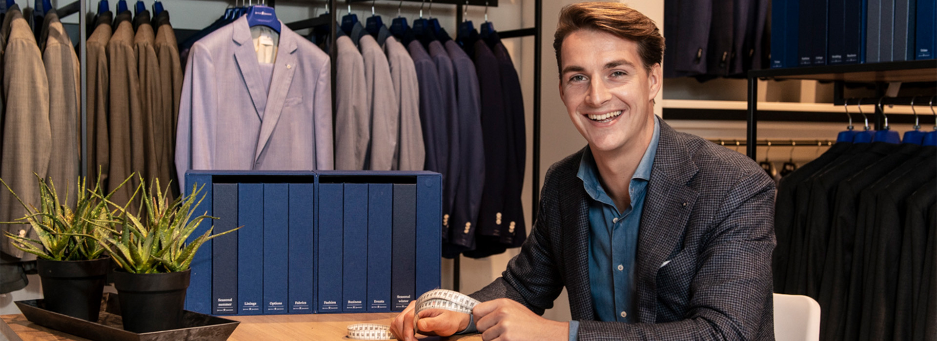 Medewerker geeft advies in de winkel