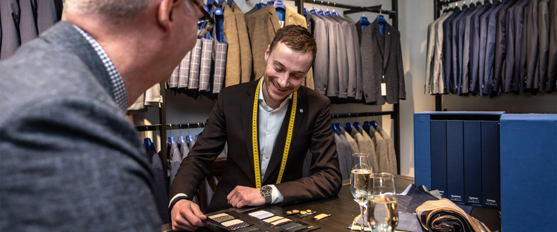 medewerker geeft maatwerk advies in de winkel