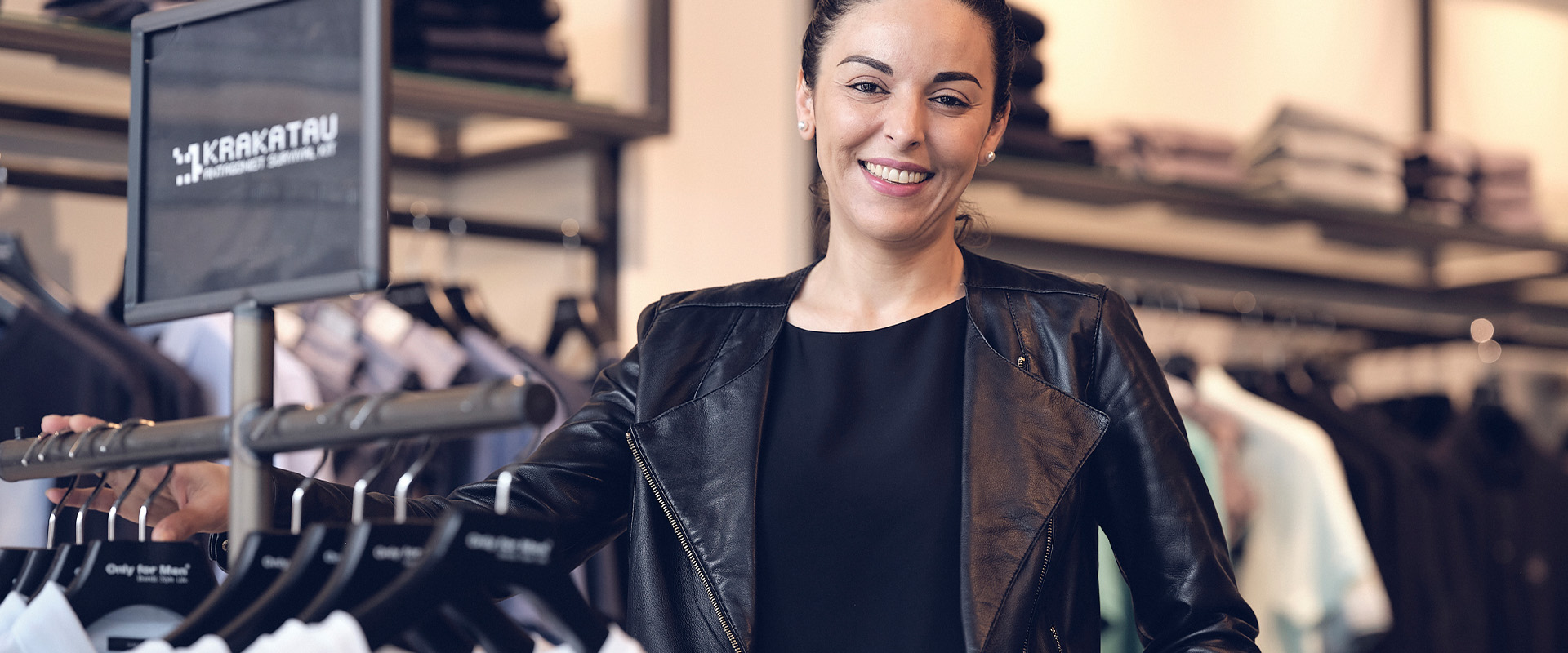 Mederwerkster in de winkel