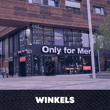 Medewerker geeft advies in de winkel