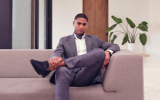 Model op bank met Dutch Dandies pak