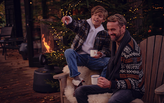 Model met kind bij de kerstboom