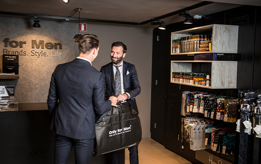 Klant haalt maatwerk op in de winkel