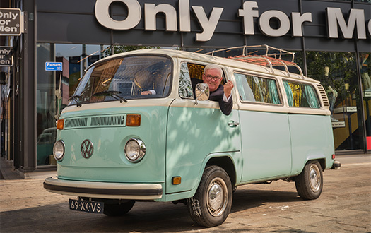Piet Feenstra in jubileum bus, 20 jaar OFM