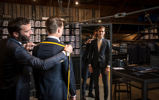 Klant wordt opgemeten voor maatwerk