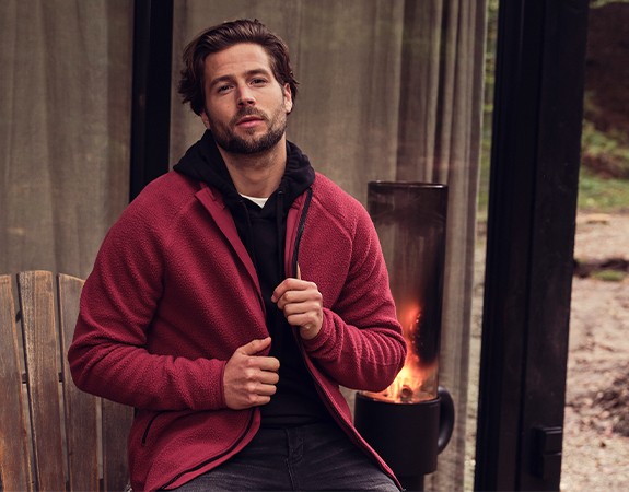 Model met rode fleece vest\