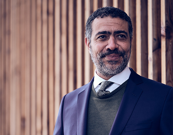 Model met pullover en colbert aan