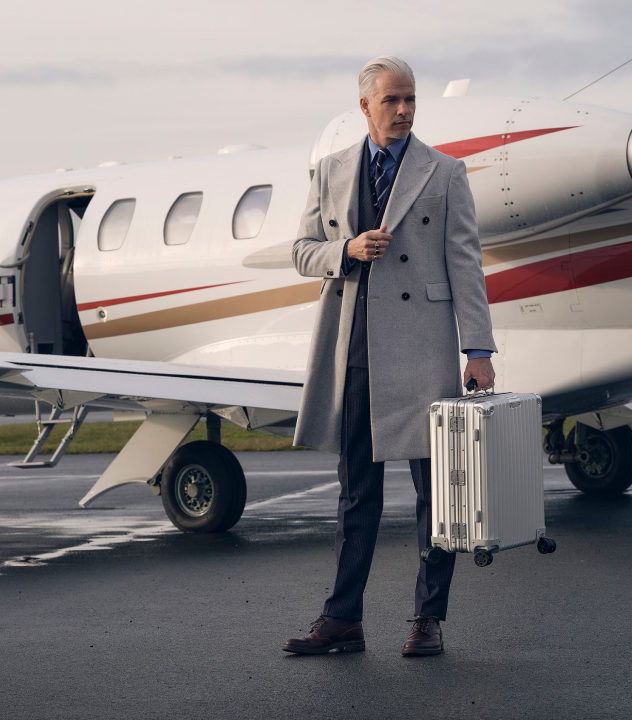 Arno Kantelberg voor een klein vliegtuig