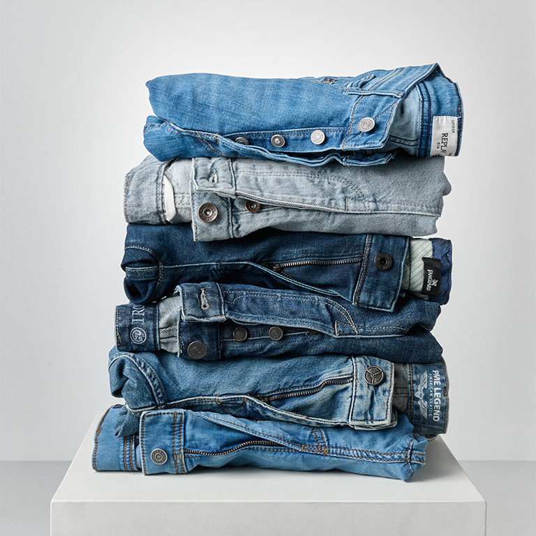 Stapels met jeans van de broekendeal