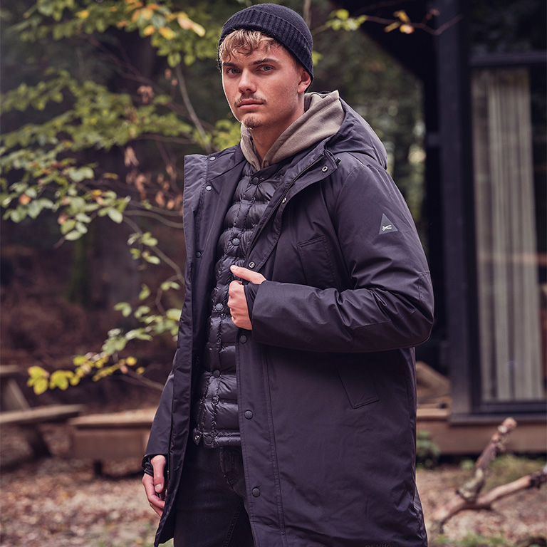 Model met trend item: parka