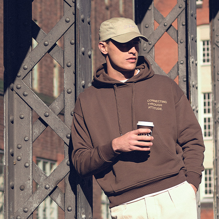 Model met najaarsoutfit van J.C. RAGS AW25