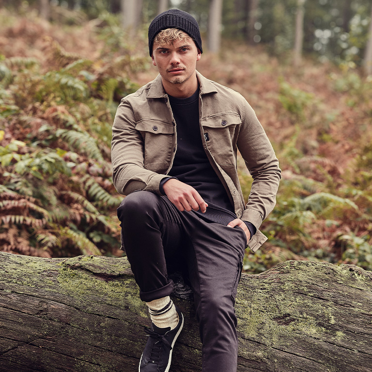 Model met trend item: overshirt