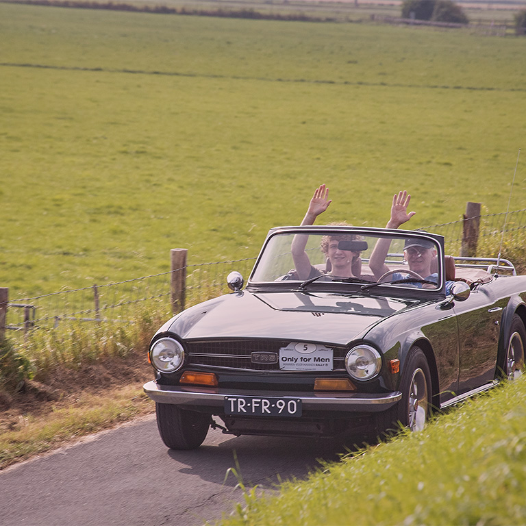 Participanten in eigen auto tijdens Rally Alkmaar