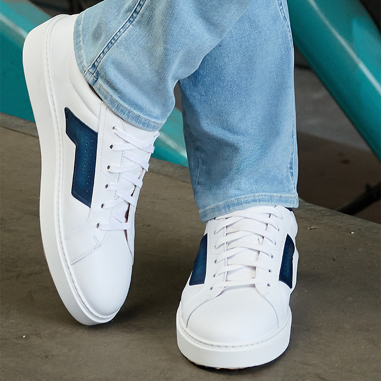 Close-up van witte sneakers