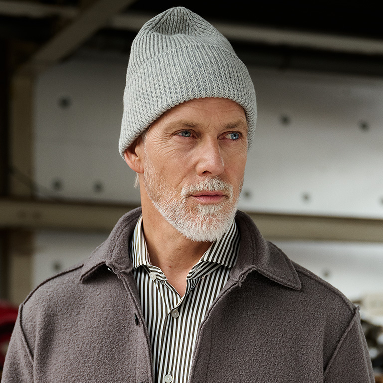 Close up model met grijze muts