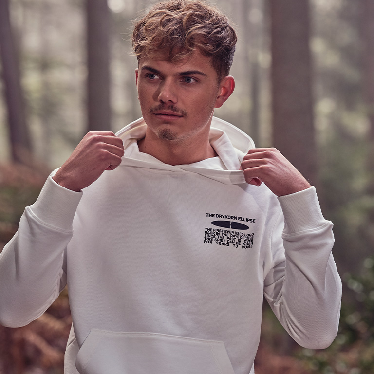 Model met trend item: hoodie