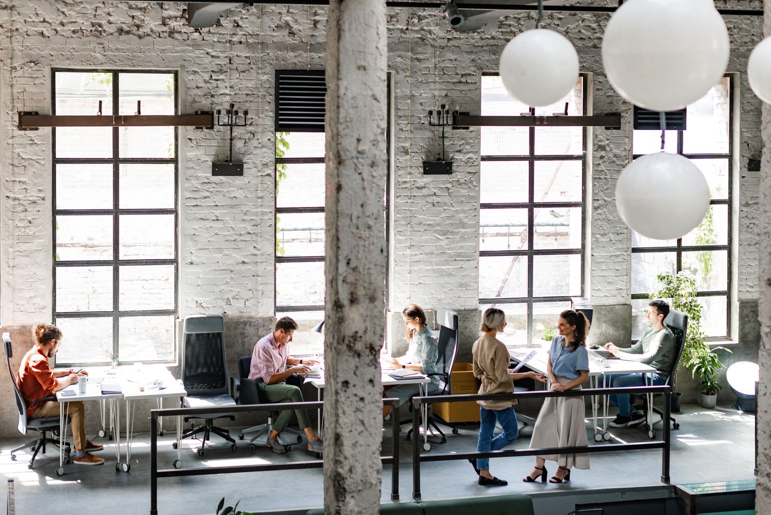 Mitarbeitende in einem modernen Büro arbeiten mit Business Central und Ausgabenmanagement-Tools