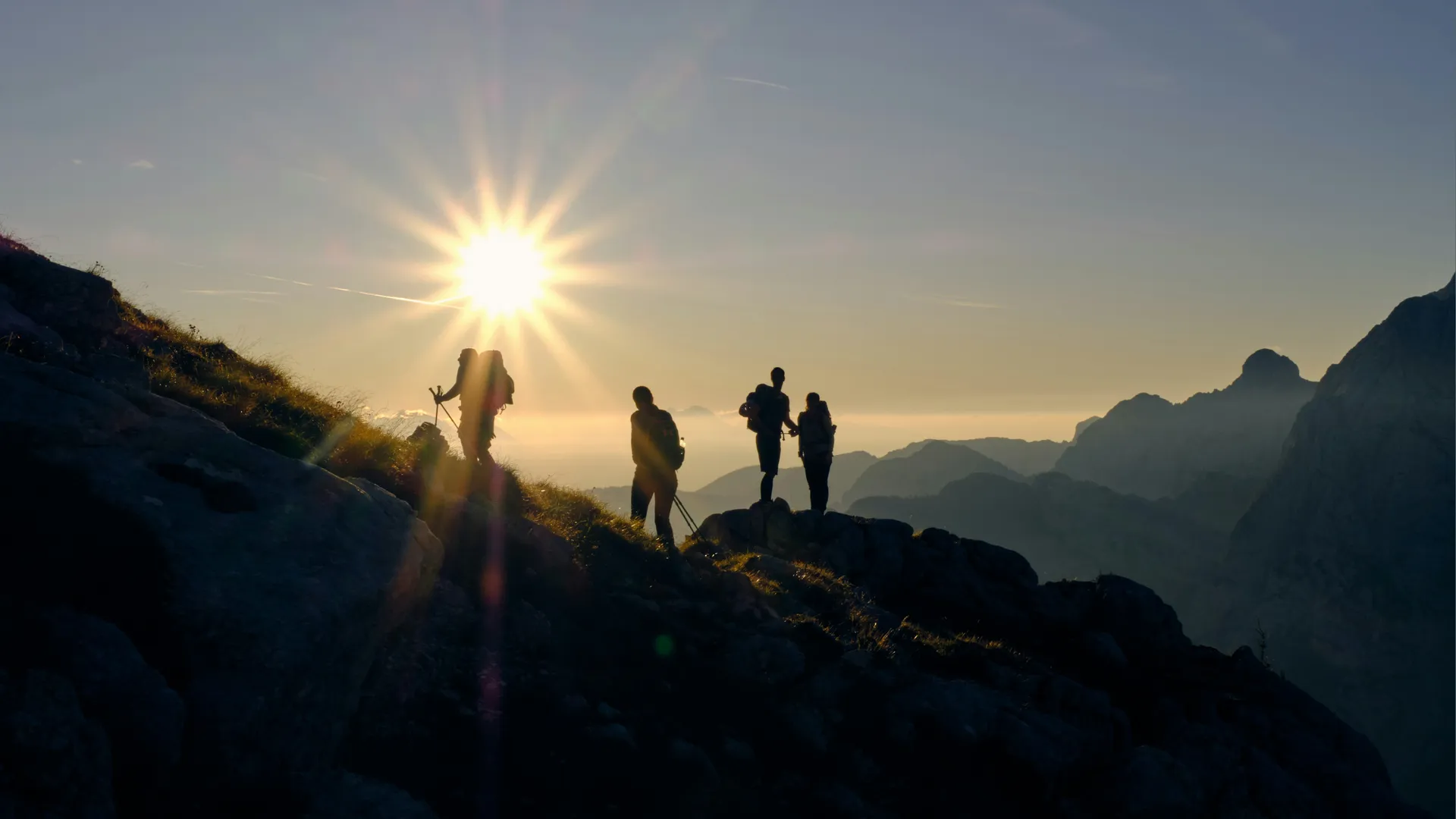 El equipo de Beebole haciendo senderismo por una cresta montañosa al amanecer