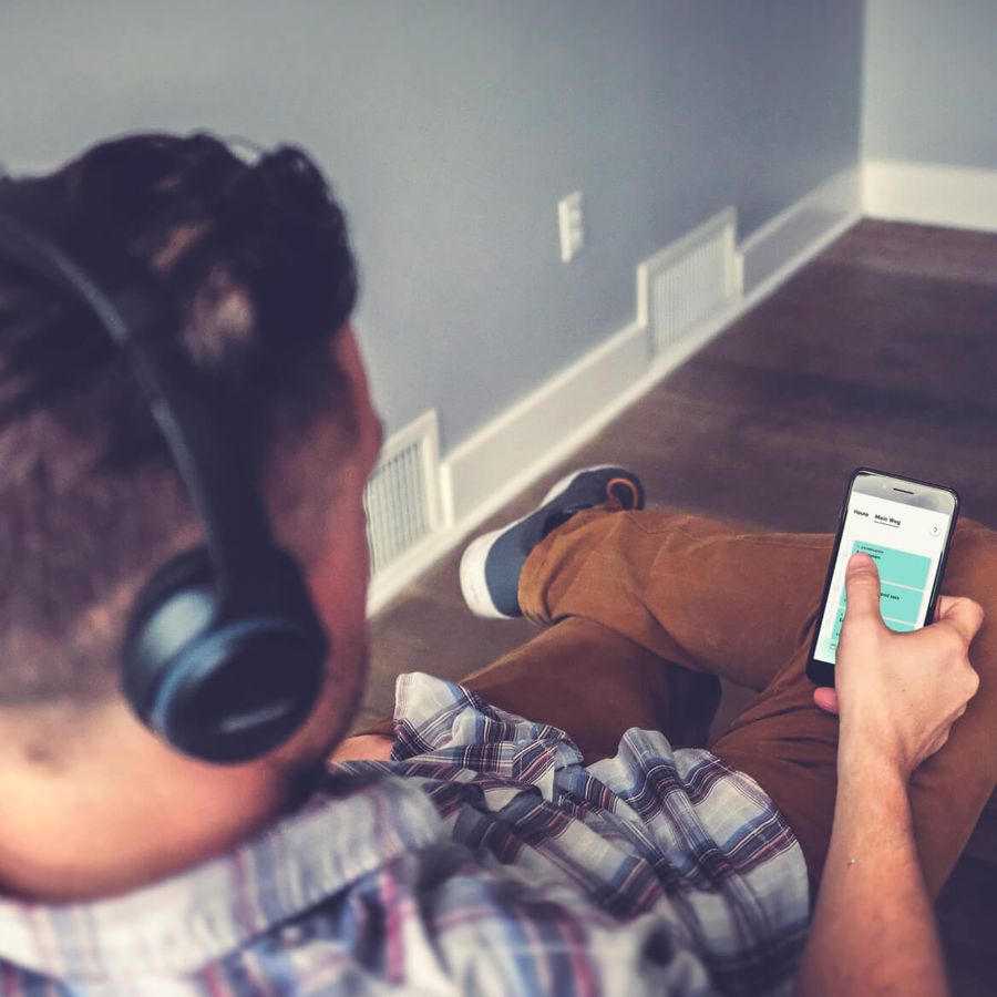 Man met koptelefoon mediteert met de 7Mind app