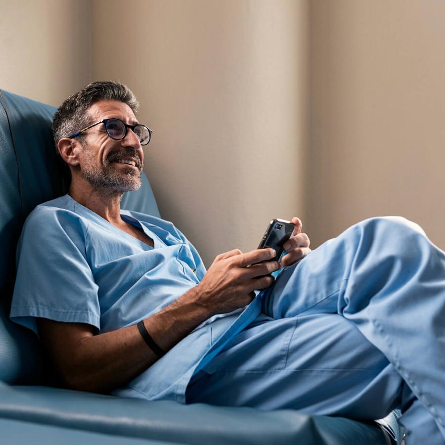 Mitarbeiter im Krankenhaus probiert die 7Mind-App