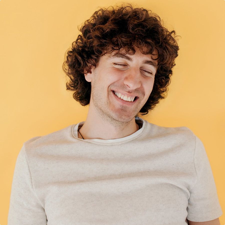 Man met koptelefoon mediteert met de 7Mind app