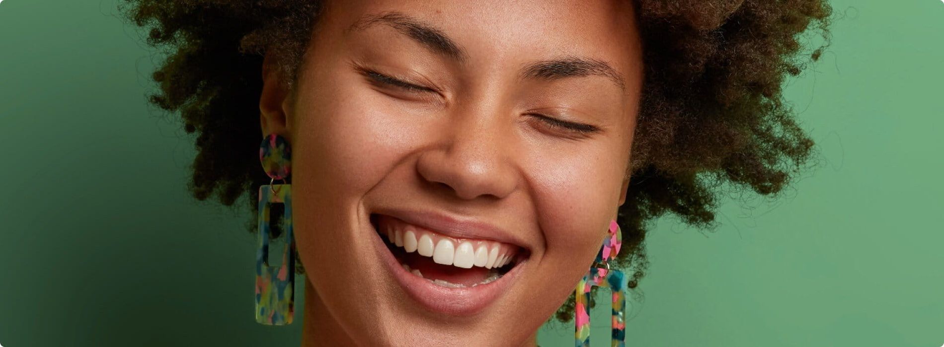 'Frau mit geschlossenen Augen die Meditation lernt mit 7Mind