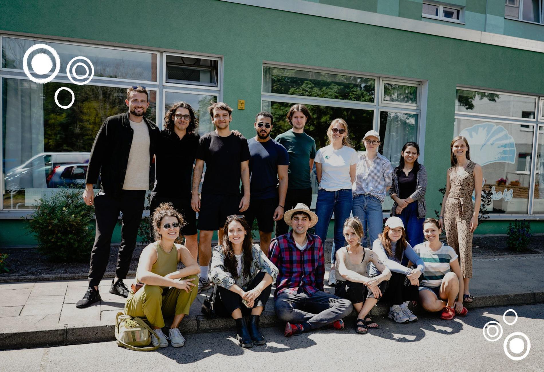 Gruppe von 7Minder vor Nachbarschaftsprojekt in Berlin-Lichtenberg