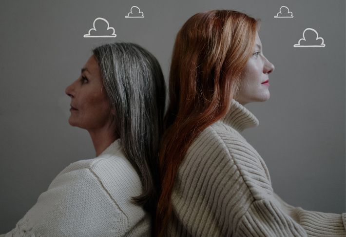 Zwei Frauen mit langen Haaren und hellen Pullovern sitzen Rücken an Rücken und schauen zu den jeweils äußeren Bildrändern. Über ihnen sieht man weiße Wolken-Illustrationen.