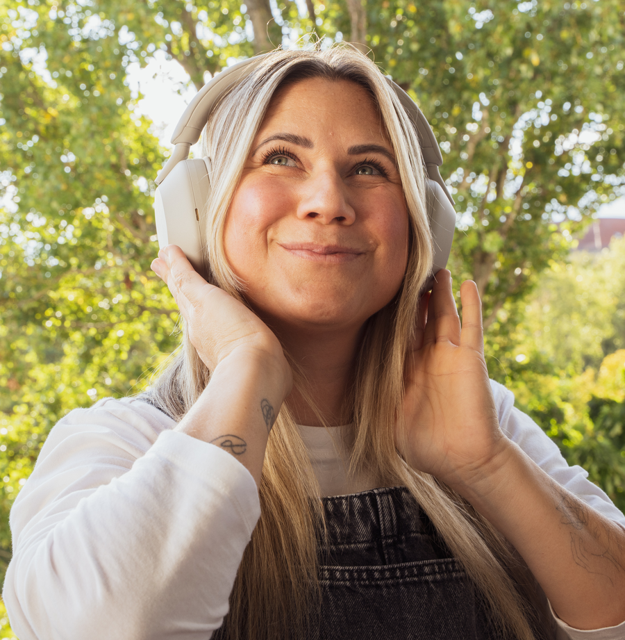 Louisa Dellert, wearing headphones
