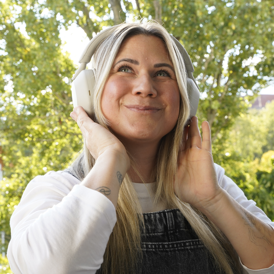 Louisa Dellert, wearing headphones