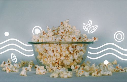 Große Glasschüssel, die mit Popcorn gefüllt ist