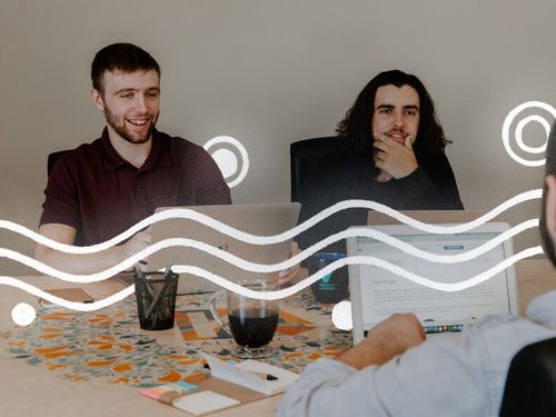 Team tauscht sich im Büro aus