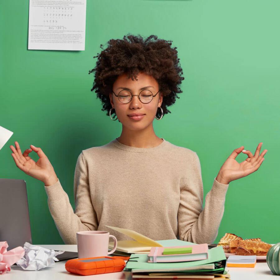 Mitarbeiterin lernt Meditation mit 7Mind@Work