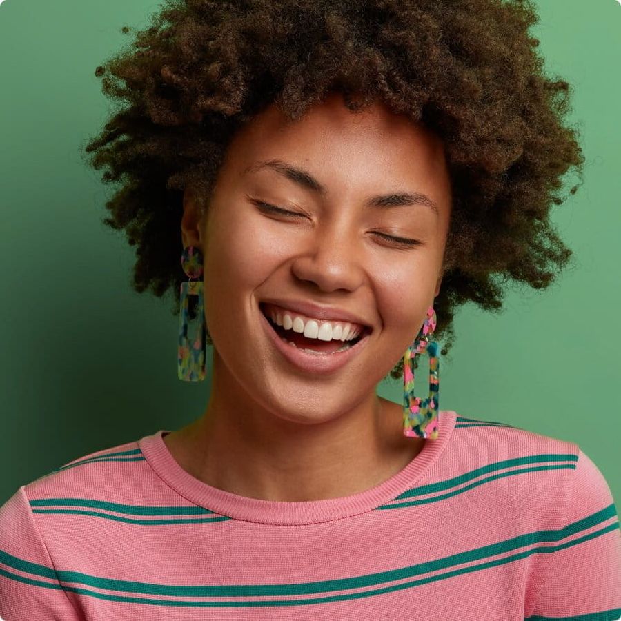 'Frau mit geschlossenen Augen die Meditation lernt mit 7Mind