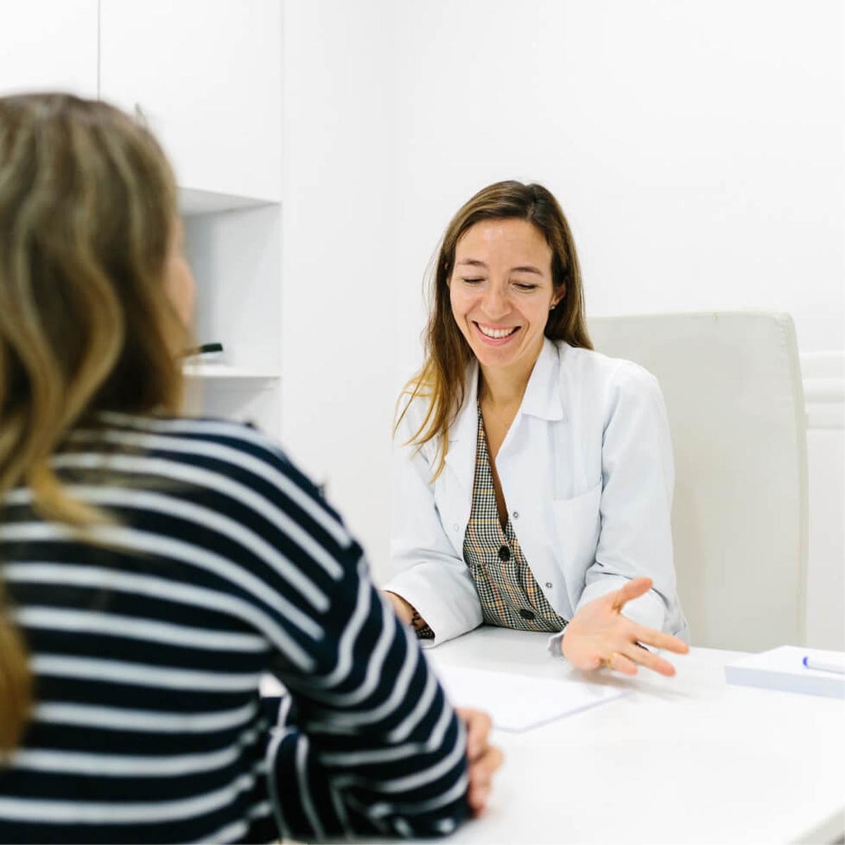 Gesundheitsberaterin empfiehlt Patientin 7Mind-App als Ergänzung zur Behandlung