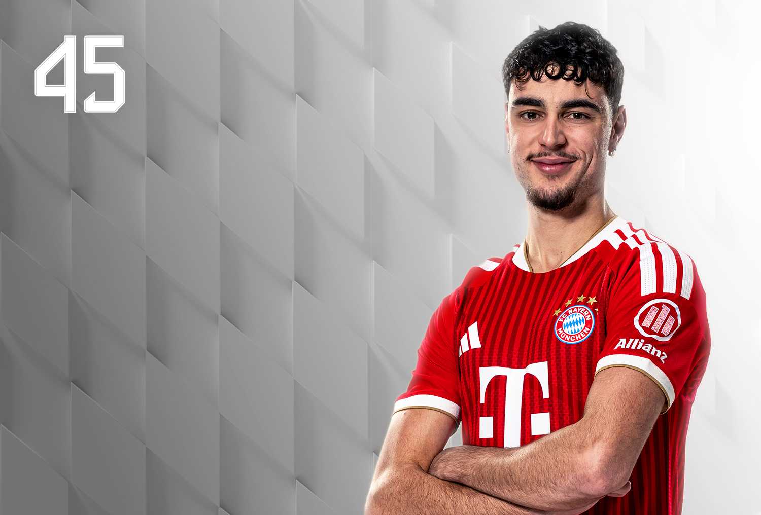 Aleksandar Pavlović Jersey | Number 20 in the FC Bayern Store