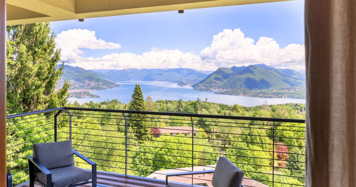 Inmitten im Grünen und in idyllischer Hanglage befindet sich diese moderne Penthouse-Maisonette im malerischen Hinterland bei Stresa.