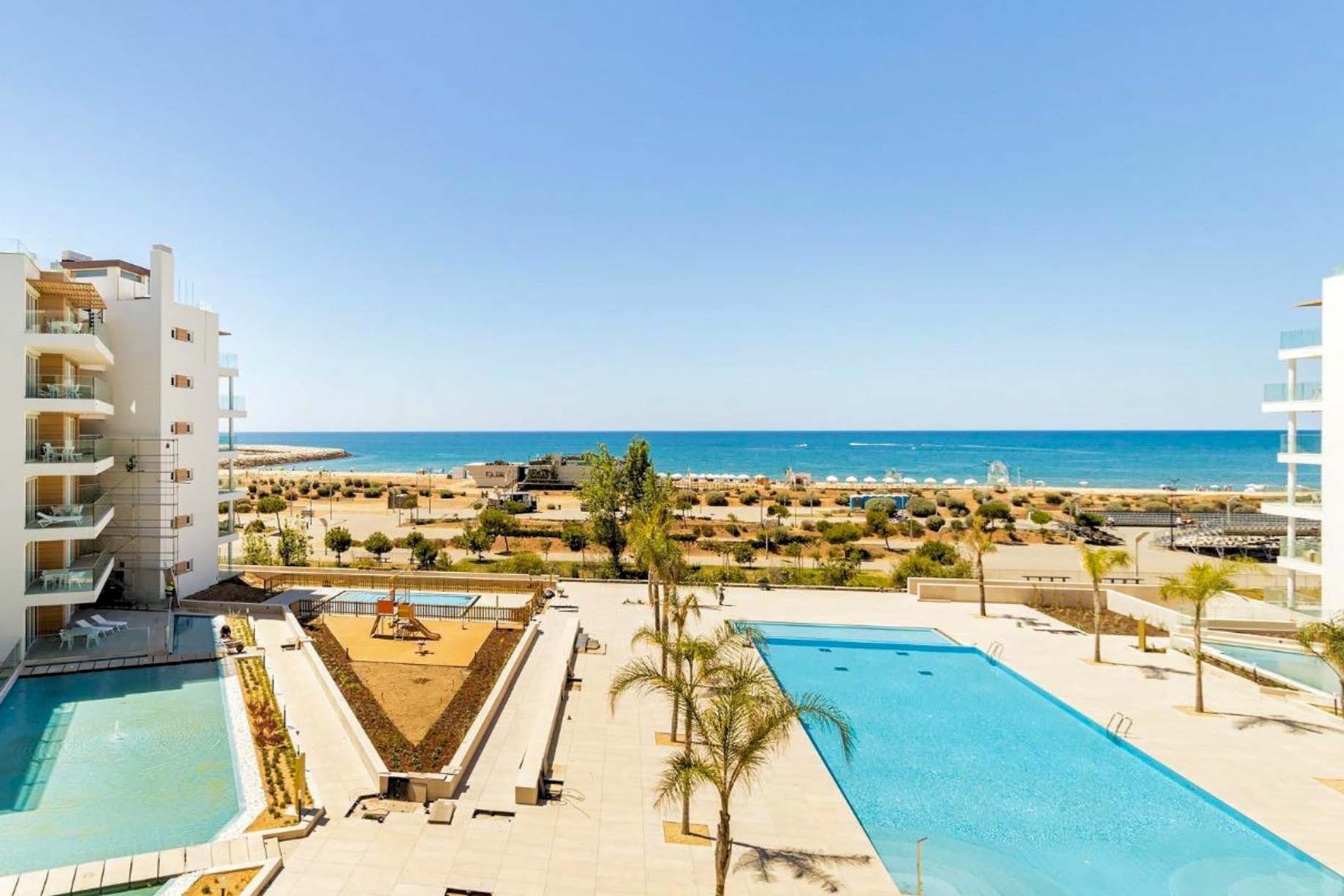 Une villa à Vilamoura avec terrasse en pierre, jardins matures et une piscine privée surplombant la côte de l'Algarve