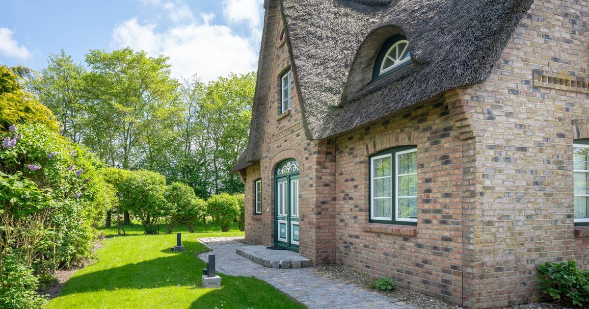 Dieses hochwertige Reetdachhaus im klassischen Stil liegt unweit des Wattenmeeres im beliebten Sankt Peter-Ording und bietet die perfekte Kombination...